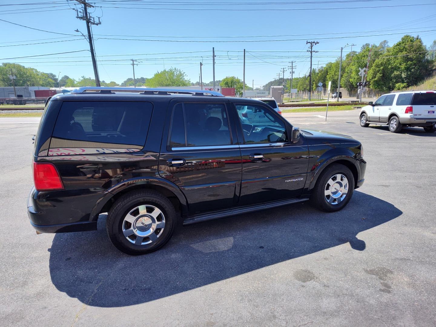 2006 Black /tan Lincoln Navigator 4WD Luxury (5LMFU28546L) with an 5.4L V8 SOHC 24V engine, 6-Speed Automatic Overdrive transmission, located at 5700 Curlew Drive, Norfolk, VA, 23502, (757) 455-6330, 36.841885, -76.209412 - Photo#15